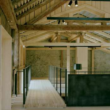 Fienile ristrutturato in stile moderno