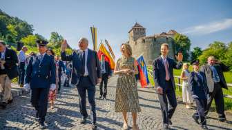 Famiglia principesca e ospiti alla cerimonia di Stato 2024 in Liechtenstein davanti al castello di Vaduz