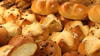 Panini e dolci appena sfornati esposti nella panetteria Balu