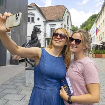 Due donne si scattano un selfie nel centro storico di Vaduz