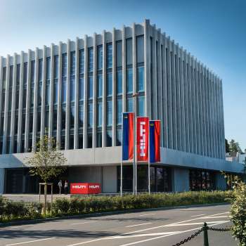 La sede Hilti di Schaan è un edificio industriale moderno con vista sulle Alpi.