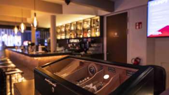 accogliente bar del Casinò Admiral Triesen con un'illuminazione elegante e un'ampia scelta di bevande.