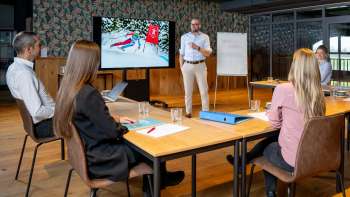 Discorso di apertura con Marco Büchel in una sala riunioni