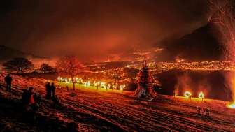 Gli spettatori assistono allo spettacolo notturno con vista sulla valle del Reno illuminata.