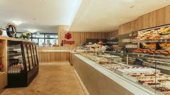 Sala di vendita del Café Wanger con varie torte e altre prelibatezze sul bancone