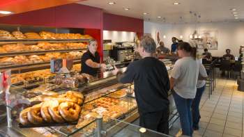 Sala di vendita della panetteria e pasticceria Mündle di Mauren dove si acquista il pane