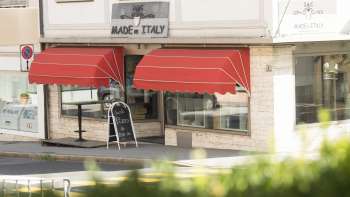 Veduta esterna del ristorante Made in Italy con la suggestiva tenda rossa a Vaduz.