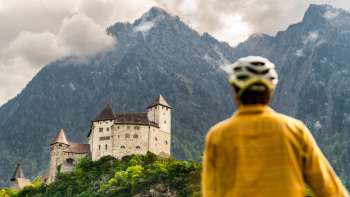 Un appassionato di mountain bike osserva la Rocca di Gutenberg