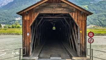 Ingresso all'Antico Ponte sul Reno Vaduz-Sevelen - ponte in legno classificato come pista pedonale e ciclabile tra il Liechtenstein e la Svizzera.