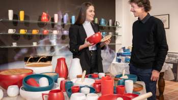 I visitatori ammirano i prodotti del laboratorio di ceramica Schaedler