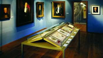 La Sala dei Principi del museo nazionale del Liechtenstein con i reperti sullo sfondo