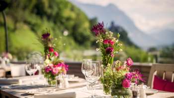 Tavola d'atmosfera con tovaglioli, bicchieri e posate bianche in un ambiente moderno