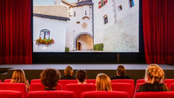 Gli ospiti siedono nel vecchio cinema di Vaduz e guardano il film "Momenti principeschi".