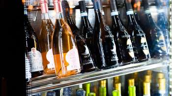 Frigorifero ben fornito con una selezione di vini rossi, bianchi e rosati al Dolce Gusto