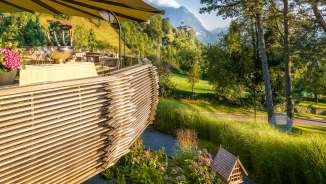 Sole serale sulla terrazza del Park Hotel Sonnenhof in Liechtenstein, con vista sul castello di Vaduz e sul pittoresco paesaggio alpino