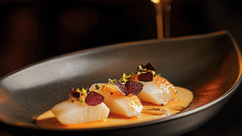 Piatto preparato ad arte su un piatto nero