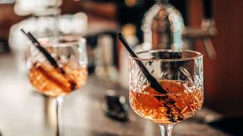 Due bicchieri da aperitivo con fette d'arancia sul bancone