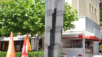 Scultura "Monoform 29" di Gottfried Honegger in pietra grigia con incisione verticale - arte moderna a Vaduz. Scultura "Monoform 29" di Gottfried Honegger in pietra grigia con incisione verticale - arte moderna a Vaduz.
