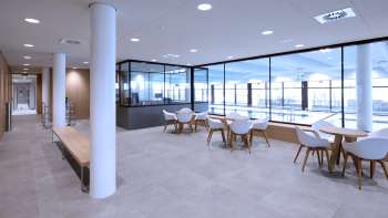 Luminosa area salotto nella piscina coperta di Triesen con vista sulla piscina attraverso il vetro frontale.