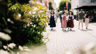 Donne in costume tradizionale durante le festività del 2024 a Vaduz, nel Liechtenstein, con tempo soleggiato