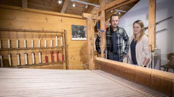 I visitatori osservano il telaio nel Museo Walser