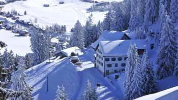 Tradizionale locanda di montagna Sücka nel mezzo di un paesaggio verde e circondato da boschi