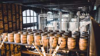 Bollitori e botti di legno nell'elegante sala della birreria del Liechtensteiner Brauhaus