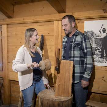 I visitatori osservano oggetti d'uso storici nel Museo Walser