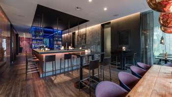 Bar moderno presso l'hotel b_smart