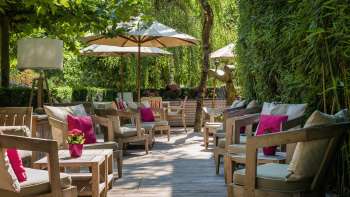 Terrazza del Park Hotel Sonnenhof con comode poltrone
