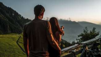 Coppia si gode il panorama dal rifugio Gafadurahütte